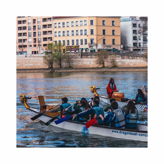 Journée des Ambassadeurs @nexitystudea 🧑🏼‍🎓

Pour la 2ème édition, 20 Ambassadeurs des résidences étudiantes Nexity Studea se sont retrouvés pour une journée à Lyon : 
☕️ Petit déjeuner d’accueil et table ronde au sein du siège social de Nexity à Vaise, 
🍽️ Déjeuner à la brasserie du Fond Rose situé en bord de Saône, 
🛶 Team-building Dragon Boat, 
🍸 Apéritif au Mama Shelter et nuit à l’hôtel ! 

La touche Imagine & Sens : des doudounes sans manches brodées en cadeau et des Polaroïds à disposition pour l’apéritif 📸

Merci à @nexitystudea de nous avoir confié ce projet 🔝

#dementielevenementiel #etonnantscommunicants #nexity #nexitystudea #ambassadeurs #dragonboat #teambuilding #mamashelter
