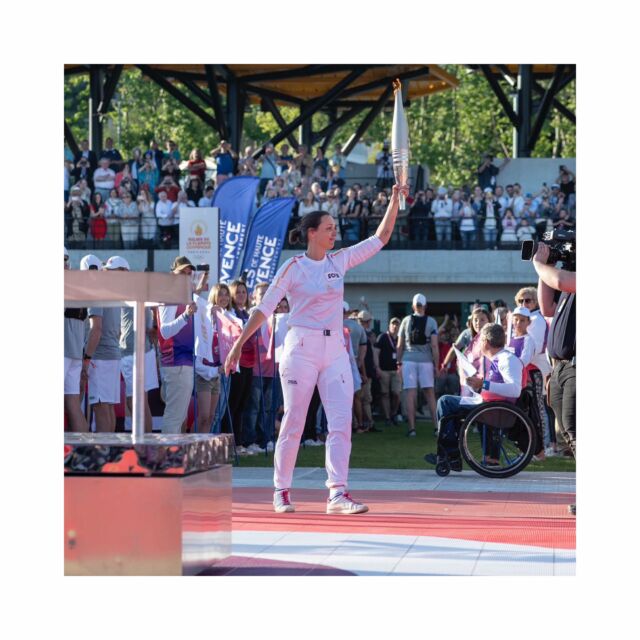 RELAIS DE LA FLAMME PARIS 2024 🔥 

C’est à Manosque que nous avons accompagné la Banque Populaire Auvergne Rhône-Alpes, Parrain Officiel des Relais de la Flamme Olympique et Paralympique de Paris 2024 💙 @team_bpaura 

À cette occasion, nous avons proposé à notre client la captation vidéos et photos de leur stand et leur show BPAURA sur la dalle sportive du village 🏅

S’en est suivi une soirée VIP pour 100 de leurs clients à la Villa Castellane @hotelspavillacastellane : discours, cocktail dînatoire au bord de la piscine, photocall avec la torche olympique et la Mascotte Phryge… Le tout dans une ambiance musicale lounge parfaite pour les échanges 👌🏼

Scénographie conceptuelle by @aujourdhuioumardi et @brontie_lyon , aux couleurs de la flamme olympique 🏃🏼‍♀️🔥

Stay tuned pour de prochaines dates en juin 👀 @paris2024 

@lorbacproductions @eurosonogroupe 

@vianneytisseau 📸

#relaisdelaflamme #Paris2024 #BPAURA #parrainofficiel  #dementielevenementiel #etonnantscommunicants